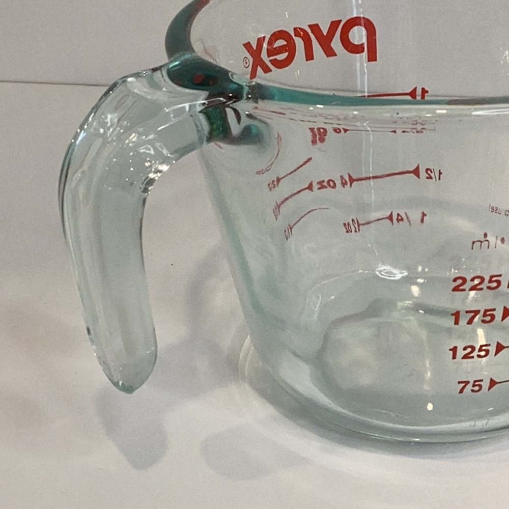 💚 Glass Pyrex Measuring Cup - Picture 6 of 9